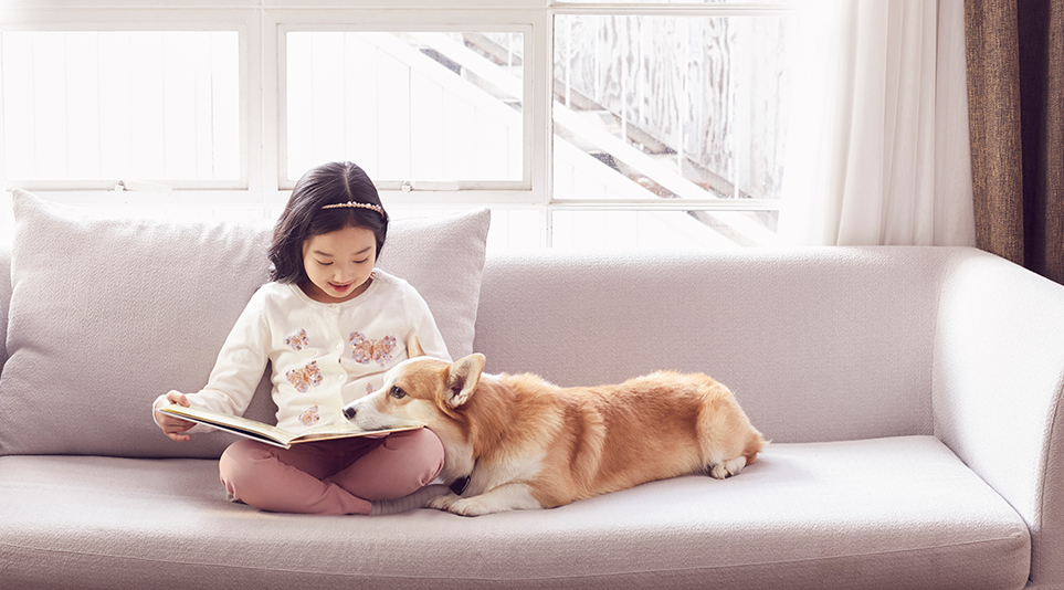 강아지와 함께 책을 읽는 아이