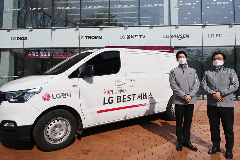 LG전자는 두 명의 엔지니어가 팀을 이룬 2인 전담 서비스를 확대 운영하며 고객에게 보다 빠른 서비스를 제공하고 있다. 서비스 엔지니어들이 2인 전담 서비스를 위한 차량 앞에서 포즈를 취하고 있다.
