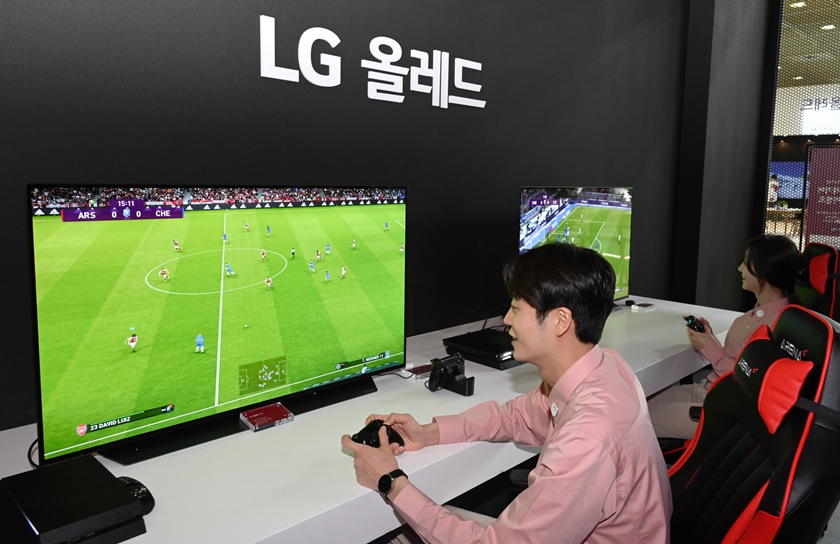 LG전자가 21일부터 사흘간 서울 삼성동 코엑스에서 열리는 월드IT쇼 2021에 참가해 차별화된 기술과 디자인을 선보인다. 모델들이 몰입감 넘치는 게이밍 성능을 즐길 수 있는 48형 LG 올레드 TV와 LG 울트라기어 게이밍 모니터로 최신 게임을 체험해보고 있다.