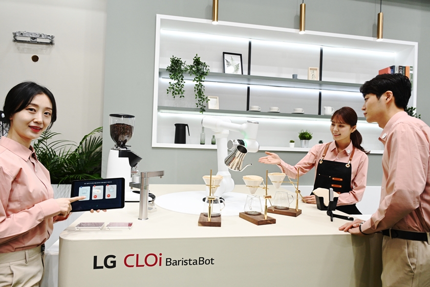 LG전자가 21일부터 사흘간 서울 삼성동 코엑스에서 열리는 월드IT쇼 2021에 참가해 차별화된 기술과 디자인을 선보인다. 모델들이 LG 클로이 바리스타봇이 핸드드립 커피를 만드는 모습을 살펴보고 있다. 이 로봇은 매 동작을 같은 속도와 시간으로 반복해 항상 일정한 맛과 향의 커피를 제공한다.