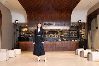 LG전자와 미스지콜렉션은 15일 서울시 강남구에 있는 시그니처 키친 스위트 청담 쇼룸에서 패션쇼를 열고 디자이너 지춘희의 미스지콜렉션 2021년 F/W(가을/겨울)시즌 의상을 처음 공개했다. 사진은 모델 장윤주가 런웨이 무대인 1층 카페에서 워킹하는 장면.