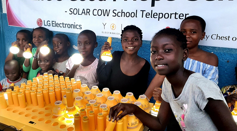 솔라카우를 통해 아프리카 콩고에 도움을 주는 LG전자의 ‘희망학교 프로젝트’