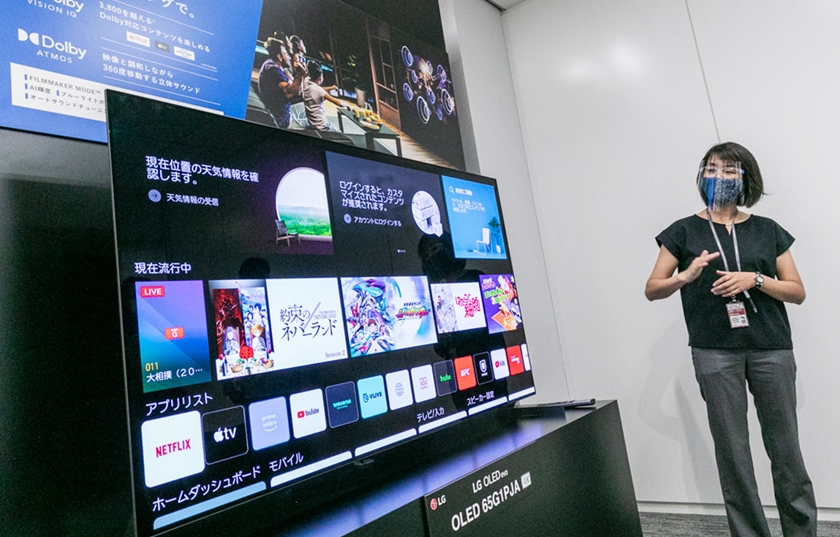 LG전자가 올해 출시한 차세대 올레드 TV인 LG 올레드 에보(evo)가 일본 최고 권위의 AV전문지 하이비(HiVi)로부터 61인치 이상 OLED TV 가운데 최고 제품으로 선정됐다. 사진은 LG전자 일본법인 관계자가 지난주 도쿄에서 열린 LG TV 신제품 소개 행사에서 LG 올레드 에보를 소개하는 모습