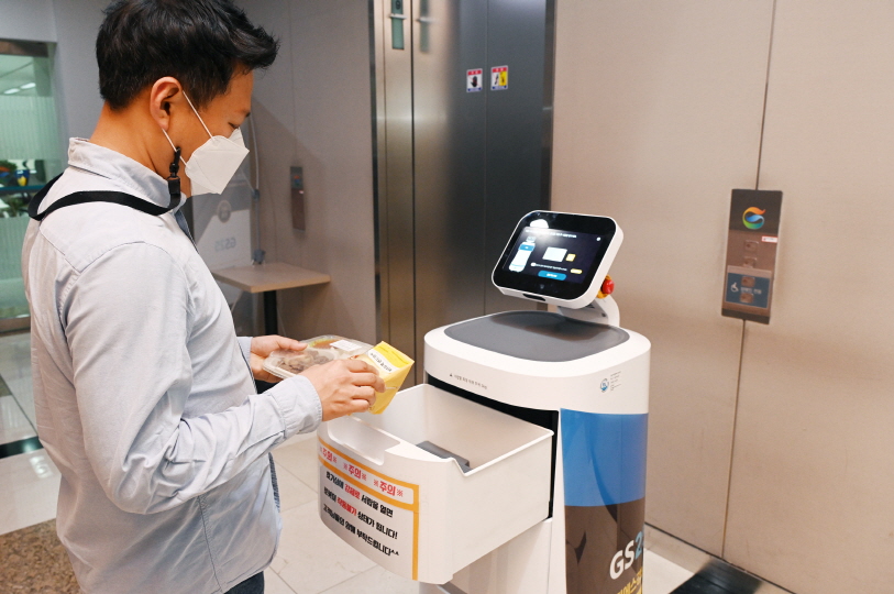 LG전자가 GS리테일과 함께 실내 로봇 배달 서비스를 확대한다. 서울 강남구 역삼동에 위치한 GS타워에서 ‘LG 클로이 서브봇(LG CLOi ServeBot)’이 고객에게 편의점 주문 물건을 전달하고 있다. 