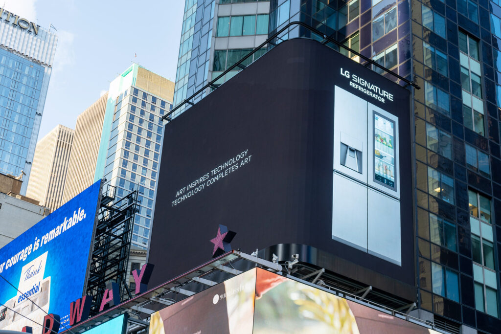 LG전자가 현지시간 23일 美 뉴욕 맨헤트 타임스스퀘어와 英 런던 피카딜리광장에 있는 LG전자 전광판에 LG 시그니처를 주제로 한 3D 아트를 선보였다. 영상 속 제품은 LG 시그니처 냉장고
