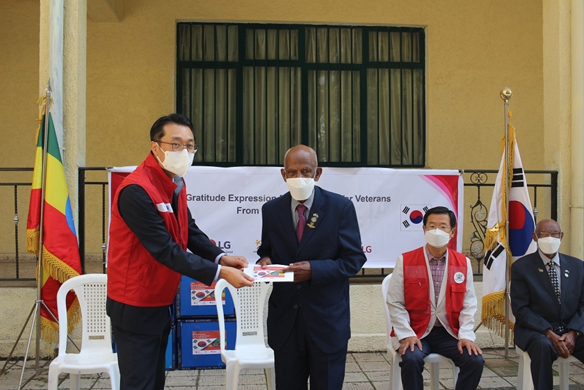 에티오피아 한국전 참전용사협회에서 양승환 LG전자 에티오피아지점장(왼쪽 첫 번째)이 협회에 생활지원금을 전달하고 있다.