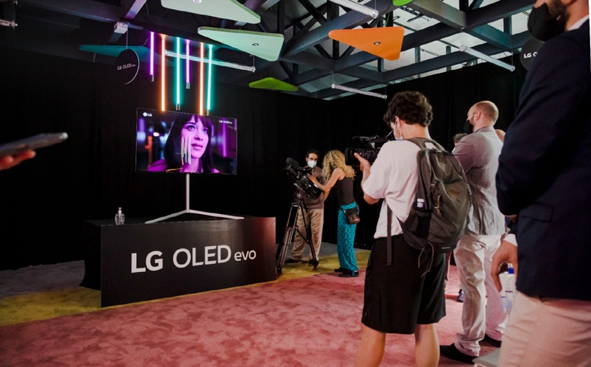 전시장을 찾은 관람객들이 LG 올레드 TV와 함께 전시한 디지털아트를 감상하고 있는 모습