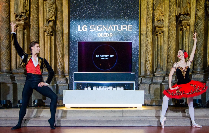 LG전자가 최근 러시아 모스크바에 위치한 푸시킨미술관에 LG 시그니처 올레드 R를 전시하고 VVIP 고객 초청 행사를 열었다. 러시아 유명 발레단 소속 무용수들이 LG 시그니처 올레드 R를 배경으로 발레 공연을 선보이고 있다.