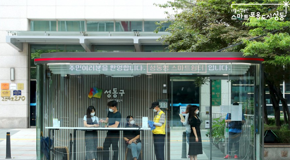 정류장에서 다양한 활동이 가능한 스마트쉼터, 출처: 성동구청 공식 블로그(https://blog.naver.com/seongdonggu1)