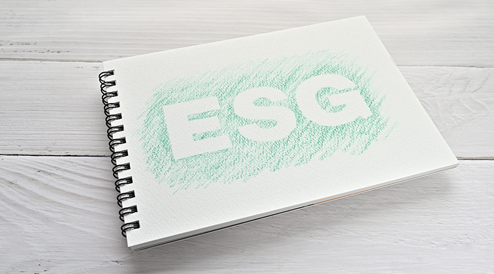 ESG글자가 적혀있는 스케치북