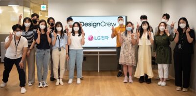 Z세대 대학생들이 참여하는 ‘디자인크루(Design Crew)’ 참가자들이 기념촬영을 하고 있다.