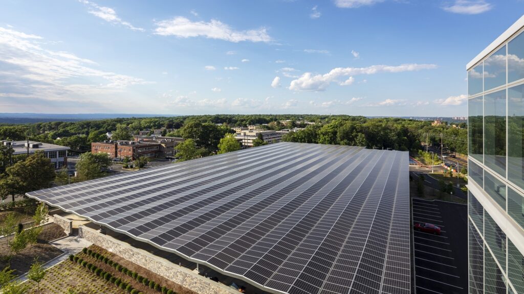 지난해 상반기에 완공한 LG전자  북미법인 신사옥은 지붕에 태양광 패널을 설치해 재생에너지를  생산하고 사용한다.