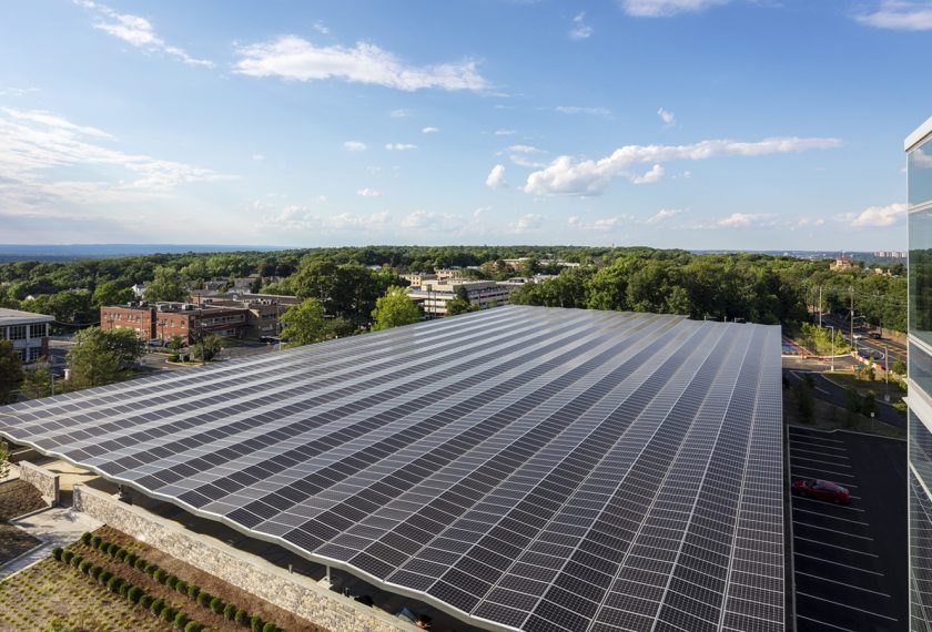 지난해 상반기에 완공한 LG전자 북미법인 신사옥은 지붕에 태양광 패널을 설치해 재생에너지를 생산하고 사용한다.