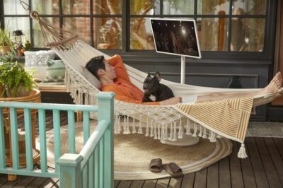 인체공학 디자인 등을 적용해 고객이 집 안에서 자유롭게 옮겨가며 사용할 수 있는 LG 스탠바이미