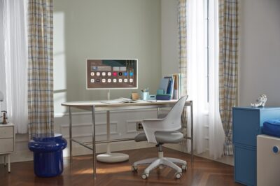 LG 스탠바이미가 집 안 책상에 배치되어 있는 모습.