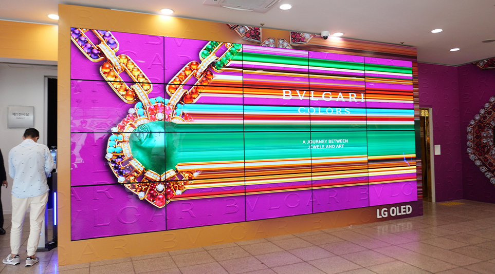 불가리 컬러 전시회 입구에 설치된 LG 올레드 사이니지로 만든 대형 비디오월의 모습