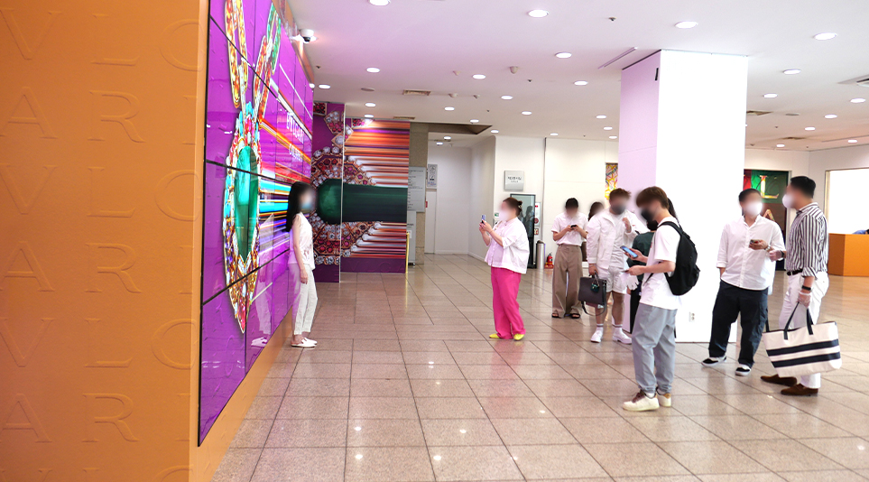 불가리 컬러 전시회 입구에 설치된 LG 올레드 사이니지로 만든 대형 비디오월의 모습