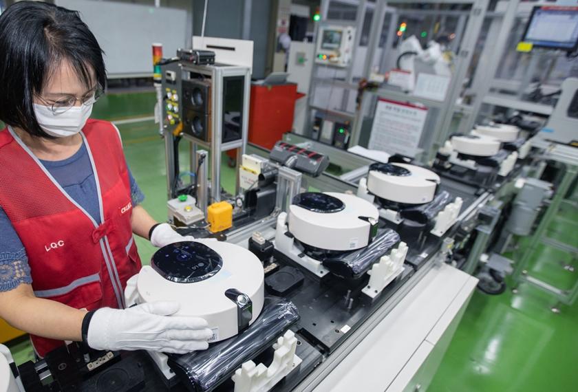 LG전자 직원들이 경남 창원시에 있는 로봇청소기 생산라인에서 코드제로 R9 오브제컬렉션 (모델명: RO971WA)를 생산하고 있는 모습.