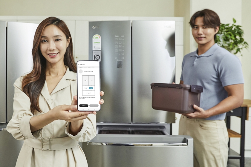 모델들이 ‘LG 디오스 김치톡톡’ 김치냉장고 신제품을 소개하고 있다.