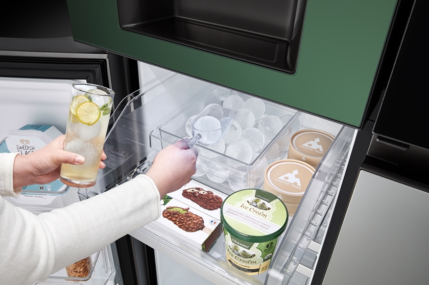 LG 디오스 얼음정수기냉장고 오브제컬렉션의 원형(圓形) 얼음인 크래프트 아이스(Craft Ice)