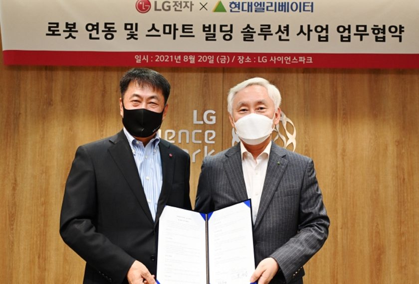 (왼쪽부터) LG전자 BS사업본부장 권순황 사장, 현대엘리베이터 송승봉 대표이사.
