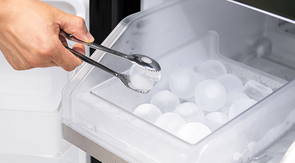 LG DIOS 오브제컬렉션 얼음정수기냉장고에서 만들어진 크래프트 아이스는 트레이에 보관되어 간편하게 사용 가능하다