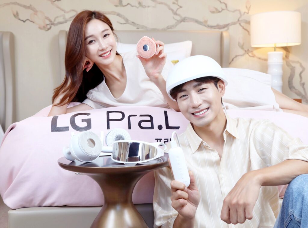 LG 프라엘 제품을 홍보하고 있는 모델들의 모습