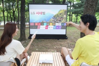 모델들이 ‘LG 시네빔’을 즐겁게 소개하고 있다.