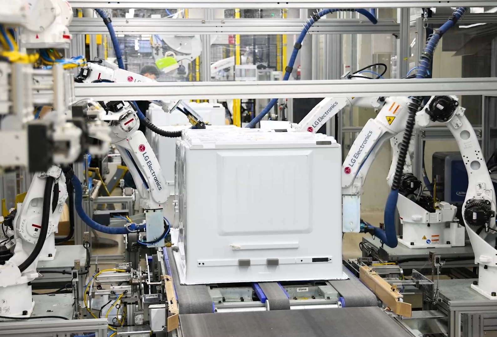 LG전자가 16일 경남 창원시에 있는 LG스마트파크에서 새롭게 재건축한 통합생산동의 1단계 가동에 들어갔다. 통합생산동의 냉장고 생산라인에서 로봇이 냉장고를 조립하는 모습.
