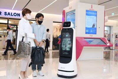 코엑스몰을 방문한 고객들이 LG 클로이 가이드봇을 체험하고 있다.