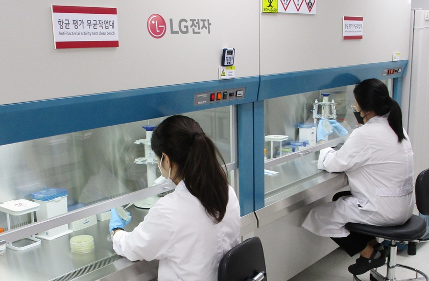 LG전자 연구원들이 물질분석공인랩 내 무균작업대에서 항균성능을 평가하고 있다.