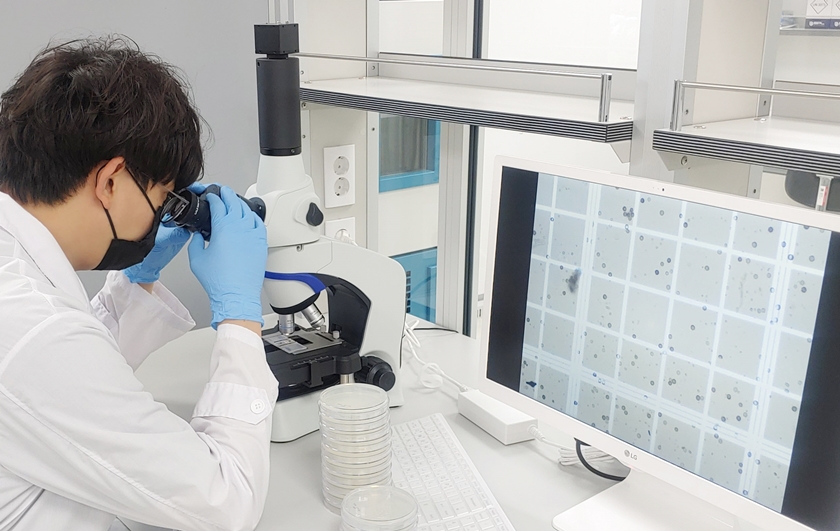 LG전자 연구원이 물질분석공인랩에서 현미경을 이용해 항곰팡이성능을 평가하고 있다. 