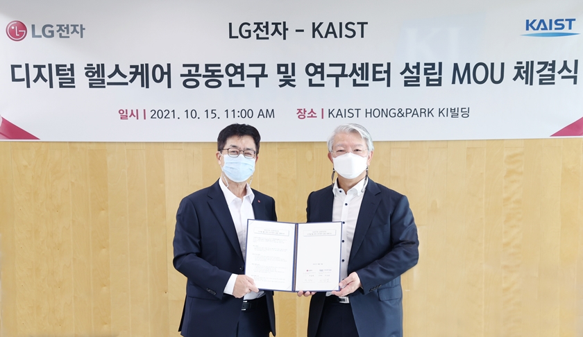 왼쪽부터 LG전자 CTO 박일평 사장, KAIST 이상엽 연구부총장.