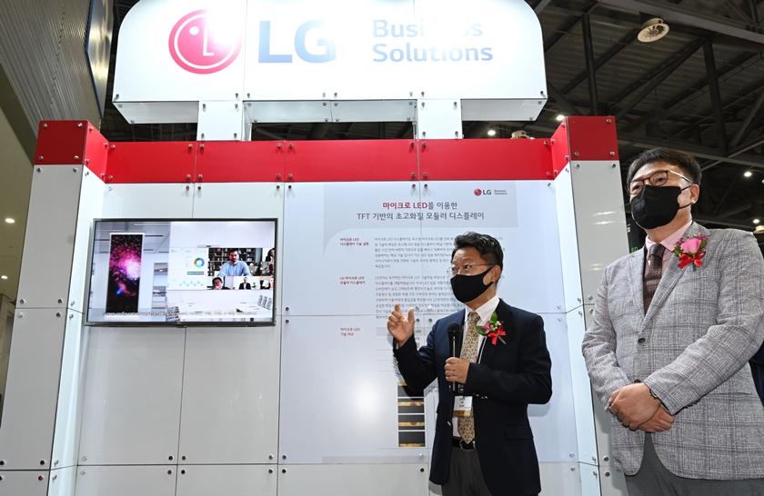 LG전자 ID CX담당  김진규 상무와 ID사업부장 백기문 전무가 전시장을 찾은 행사 관계자들에게  마이크로 LED 신기술에 대해 설명하고 있다.