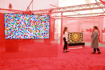 LG 갤러리를 찾은 관람객들이 롤러블 올레드 TV LG 시그니처 올레드 R과 데미안 허스트의 콜라보 전시 예술 작품을 감상하고 있다.