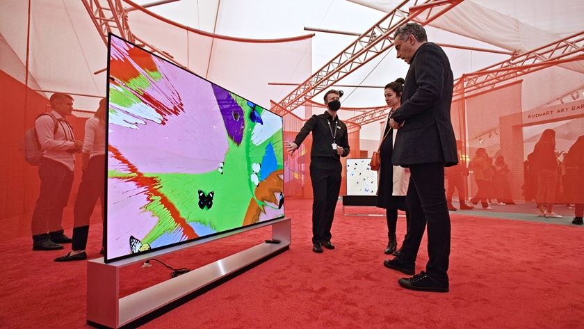 LG 갤러리를 찾은 관람객들이 8K 올레드 TV LG 시그니처 올레드 8K로 데미안 허스트의  예술 작품을 감상하고 있다.