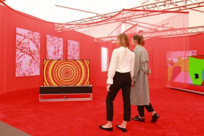 LG 갤러리를 찾은 관람객들이 롤러블 올레드 TV LG 시그니처 올레드 R로 데미안 허스트의 예술 작품을 감상하고 있다.