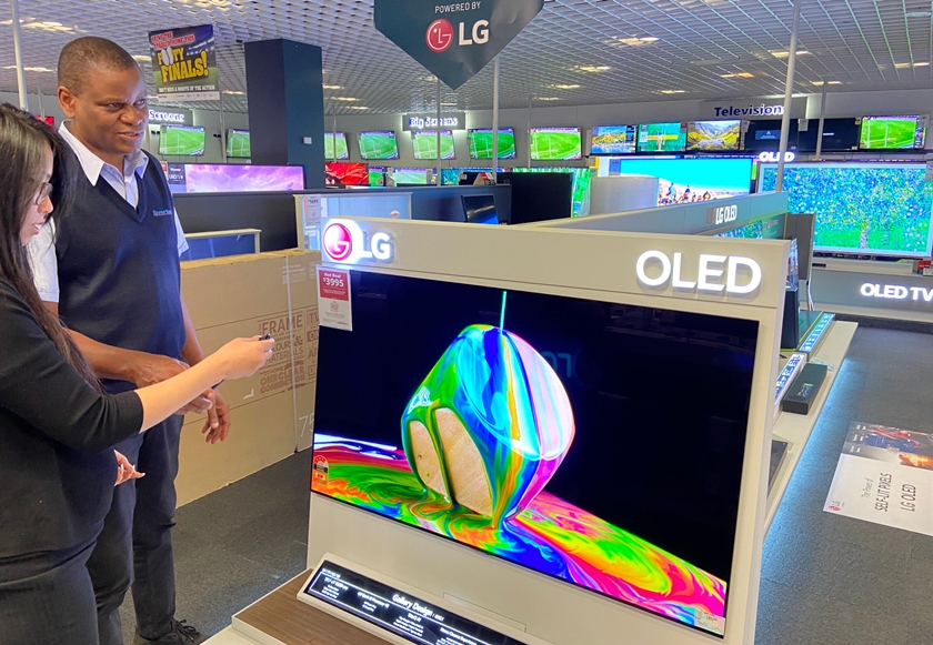 호주에 위치한 한 가전 매장을 방문한 고객이 LG OLED TV를 살펴보고 있다.