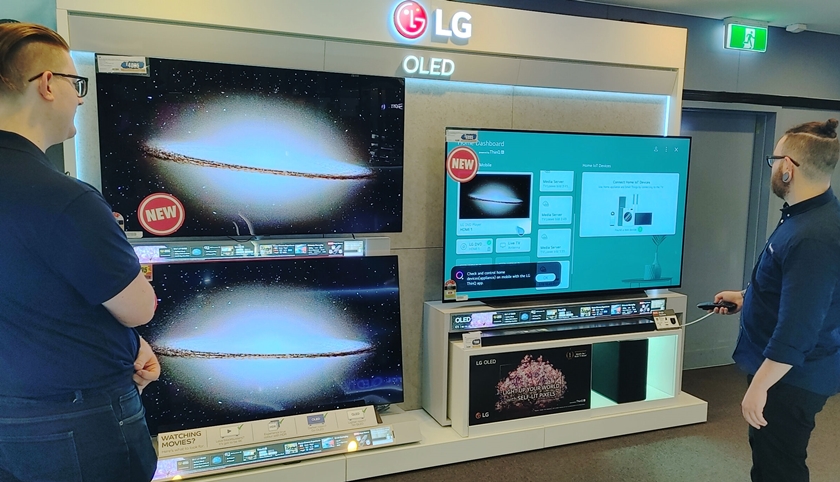호주에 위치한 한 가전 매장을 방문한 고객들이 LG OLED TV를 살펴보고 있다.