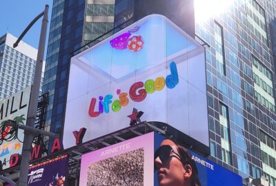 미국 뉴욕 맨하튼에 있는 타임스스퀘어 전광판에 ‘Life’s Good’ 3D 콘텐츠를 상영하고 있다.