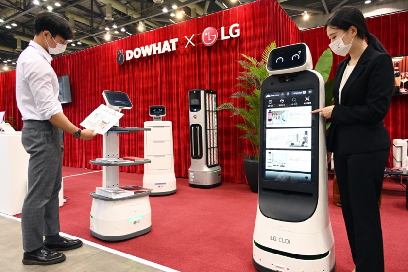 LG전자가 14일부터 17일까지 나흘간 고양시 킨텍스에서 열리는  ‘2021 호텔쇼’에 참가, LG 클로이 로봇 솔루션을 소개한다. 