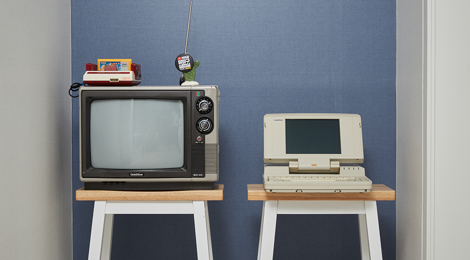 오래전부터 전자기기를 좋아했던 모습을 엿볼 수 있는 골드스타 TV와 노트북