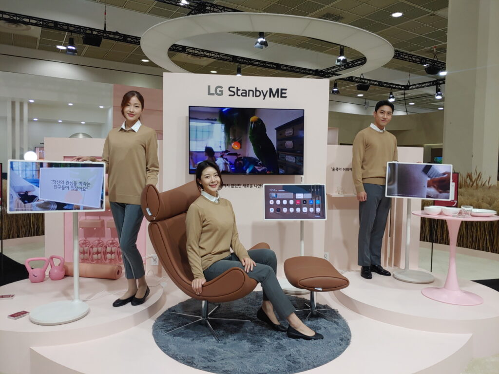 LG전자가 29일까지 서울 삼성동 코엑스에서 열리는 한국전자전에 참가해 혁신 기술이 만드는 새로운 고객 라이프스타일을 선보인다. LG전자 모델들이 KES 혁신상을 받은 신개념 무선 프라이빗 스크린 LG 스탠바이미를 소개하고 있다.