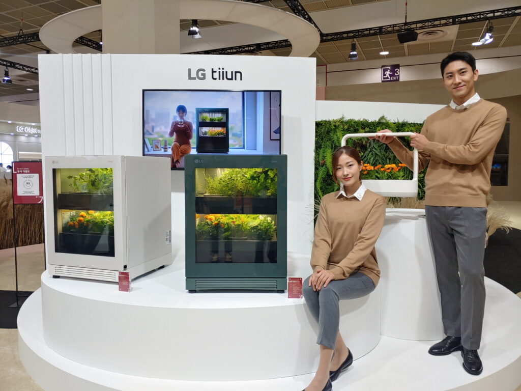 LG전자가 29일까지 서울 삼성동 코엑스에서 열리는 한국전자전에 참가해 혁신 기술이 만드는 새로운 고객 라이프스타일을 선보인다. LG전자 모델들이 신개념 식물생활가전 LG 틔운을 소개하고 있다.