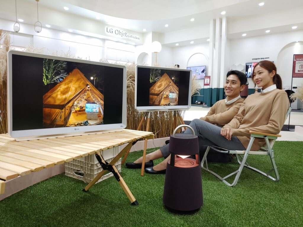 LG전자가 29일까지 서울 삼성동 코엑스에서 열리는 한국전자전에 참가해 혁신 기술이 만드는 새로운 고객 라이프스타일을 선보인다. LG전자 모델들이 야외 캠핑장에서도 사용할 수 있는 LG 룸앤 TV와 LG 엑스붐 360 스피커를 소개하고 있다.