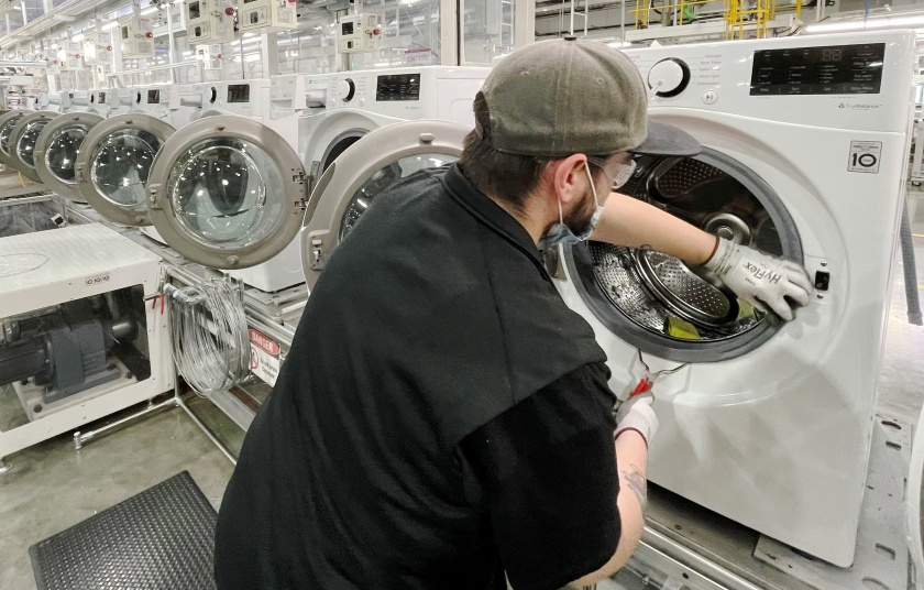 LG전자 직원이 현지시간 26일 미국 테네시(Tennessee)주 클락스빅(Clarksville)에 있는  세탁기 라인에서 드럼 세탁기 생산에 분주하다.