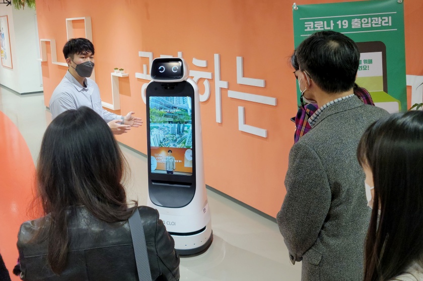 LG전자 안내로봇, “서울시민대학으로 출근합니다”