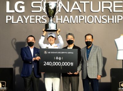 한국프로골프협회 구자철 회장(왼쪽 첫 번째), 대회 우승을 차지한 김비오 선수(두 번째), LG전자 한국영업본부장 이상규 사장(세 번째), 서원밸리CC 최등규 대표가 기념 촬영을 하고 있다.