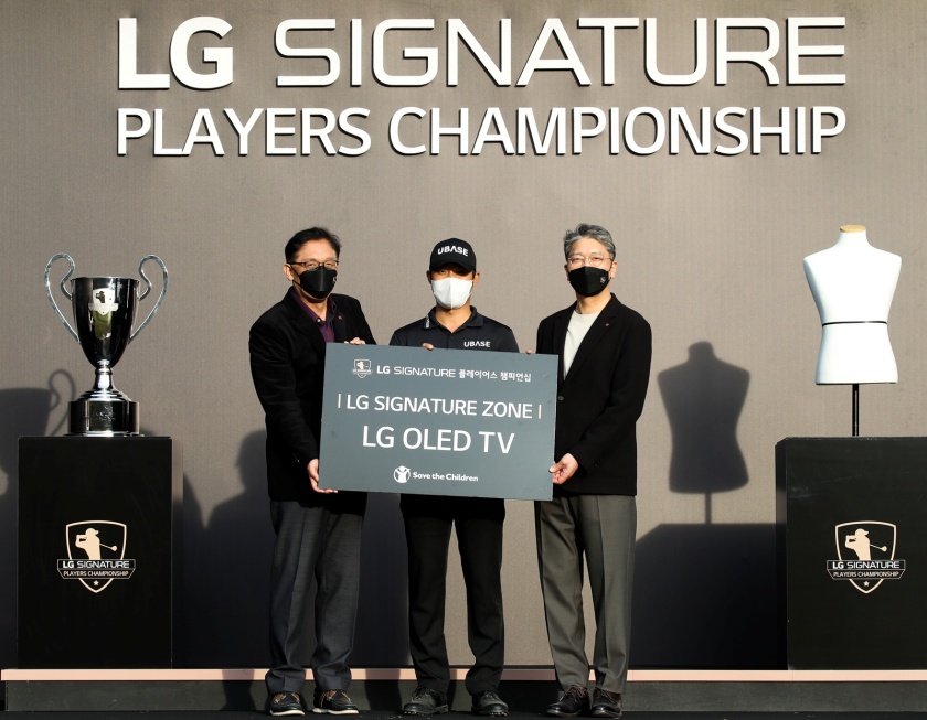 세이브더칠드런 정태영 총장(왼쪽 첫 번째), 박은신 선수(두 번째), LG전자 한국영업본부장 이상규 사장이 기념촬영을 하고 있다.   