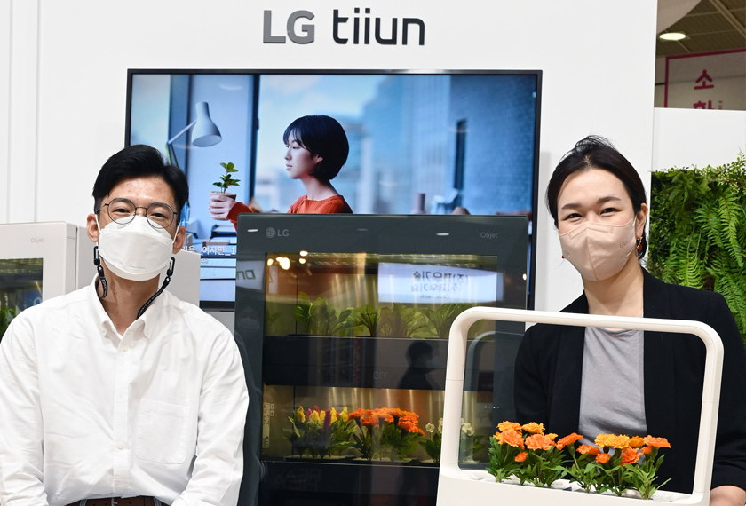 ‘LG 틔운 오브제컬렉션’을 소개하는 임기영 책임연구원(왼쪽)과 이현지 실장(오른쪽)